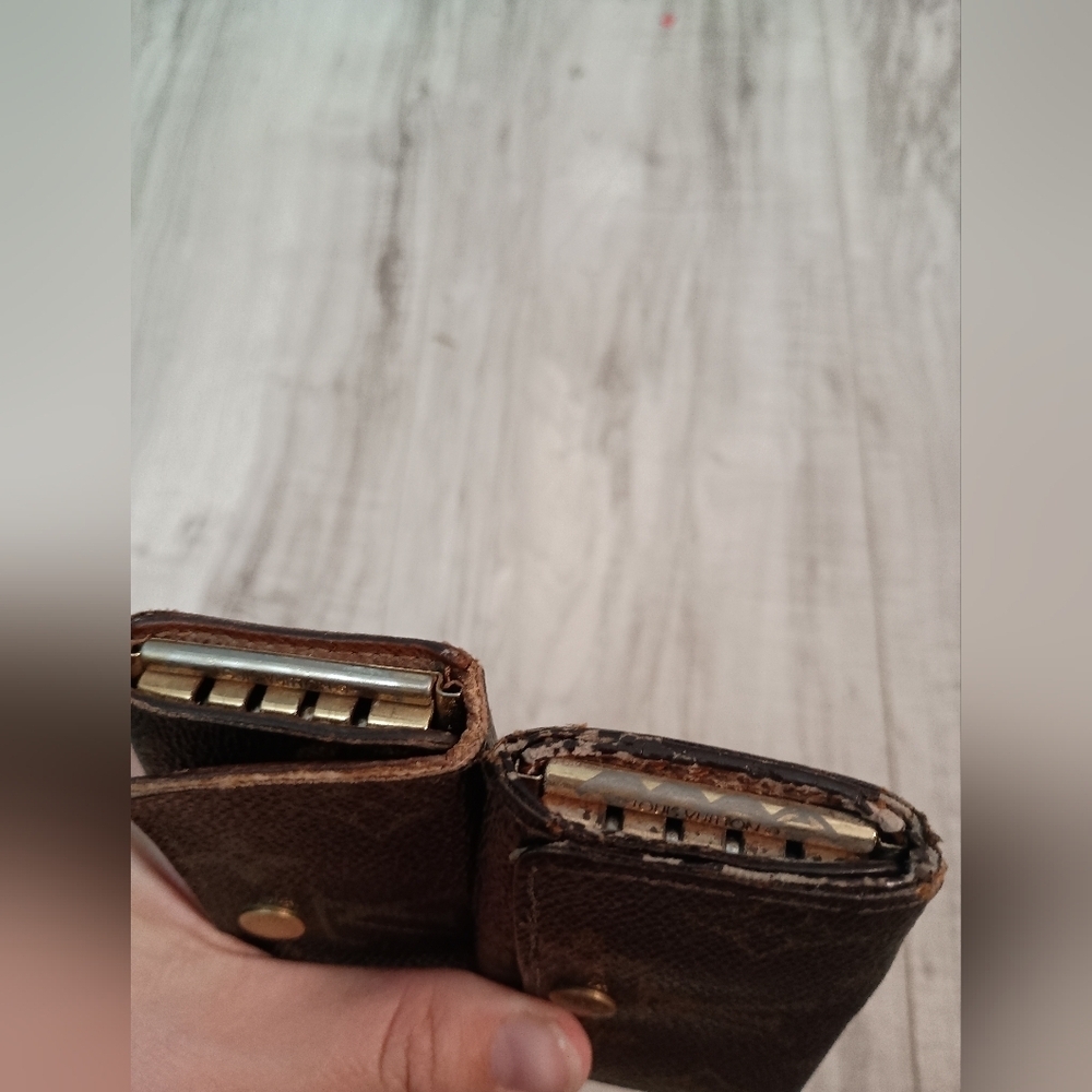 Authentic Louis Vuitton Monogram 2 Key Case Holders 4 Key - Picture 4 of 13